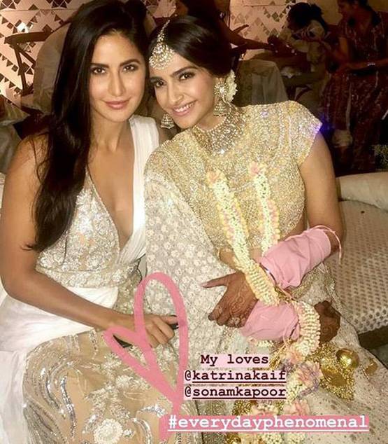 सोनम की शादी में रेखा का अंदाज, बच्चों संग खिंचाई फोटो