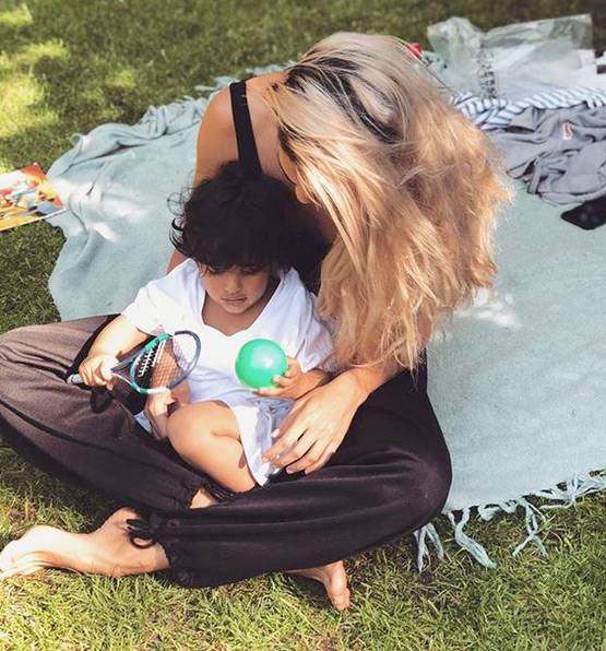 सालभर के बेटे संग लीजा ने दिया अंडरवॉटर पोज तो मिली ये सलाह