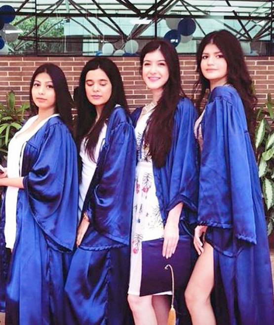 ग्रेजुएट हुई संजय कपूर की बेटी, फैमिली संग ऐसे किया सेलिब्रेट