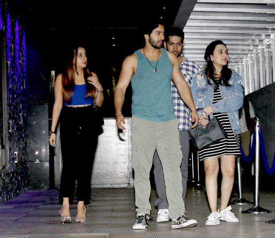 गर्लफ्रेंड और भइया-भाभी के साथ डिनर पर गए वरुण, PHOTOS
