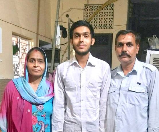 CBSE: मिलिए दिल्ली के सरकारी स्कूलों के साइंस, कॉमर्स और आर्ट्स के टॉपर्स से