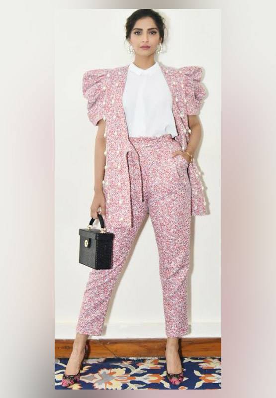 हाथ में मंगलसूत्र पहनने पर सोनम ट्रोल, बताया सभ्यता का अपमान