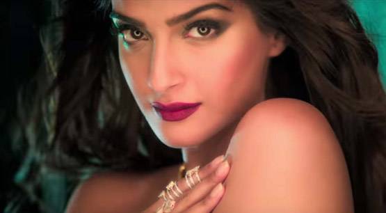 तारीफां में वुमन पावर, बोल्ड गाने में यूं दिखीं करीना और उनकी गैंग