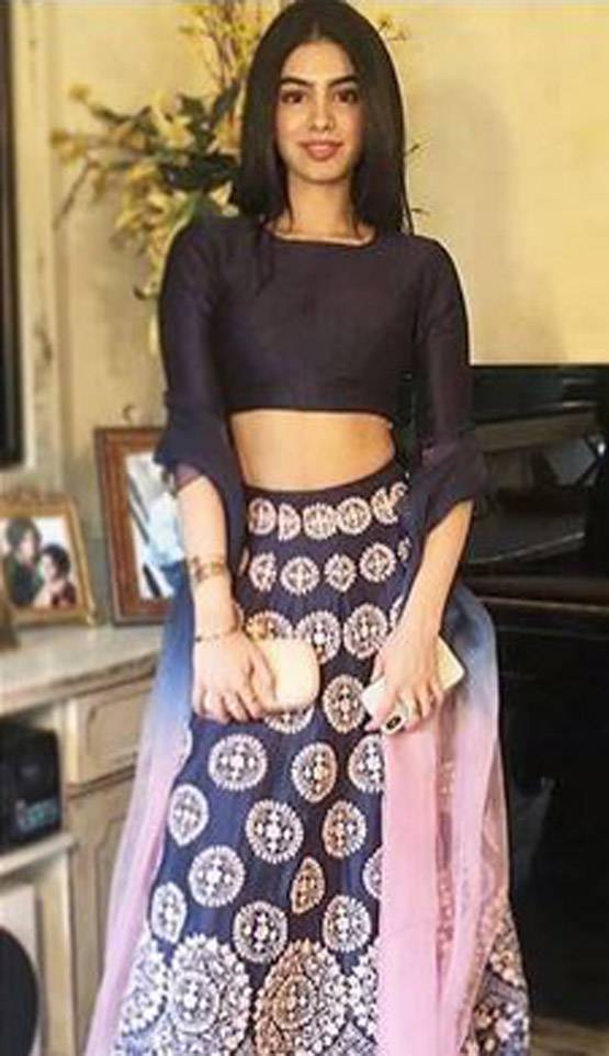 PHOTOS: सोनम के हाथों में लगी मेहंदी, ये सेलेब्स पहुंचे घर