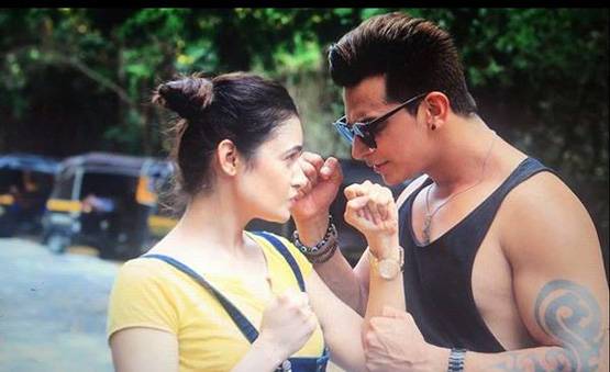 बिग बॉस कंटेस्टेंट ने बनवाया गर्लफ्रेंड के नाम का टैटू, PHOTO