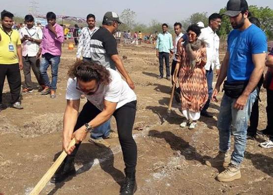 आल‍िया भट्ट के बाद रणबीर ने उठाया फावड़ा, आमिर के साथ किया श्रमदान