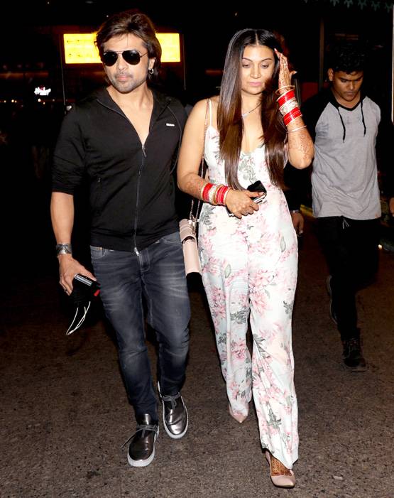 एयरपोर्ट पर दूसरी पत्नी संग स्पॉट हुए हिमेश रेशमिया, देखें PHOTOS