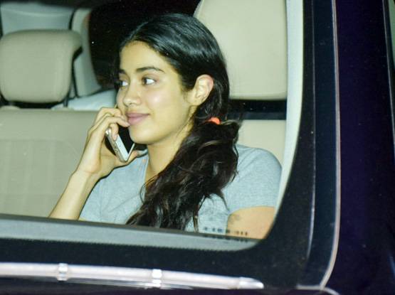 PHOTOS: फोन पर इस तरह बिजी दिखीं जाह्नवी, बचती रहीं मीडिया से