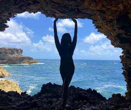 Photos: हॉलिडे पर संजय दत्त की बेटी, बीच किनारे ऐसे कर रहीं मस्ती