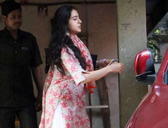 PHOTOS: पापा सैफ के साथ डायरेक्‍टर के ऑफिस पहुंचीं सारा