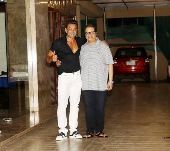 रेस 3 ट्रेलर लॉन्च के बाद जैकलीन-बॉबी संग पार्टी करने पहुंचे सलमान