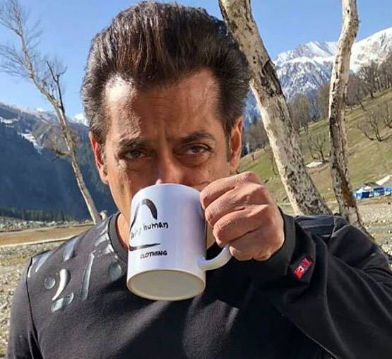 रेस 3 के सेट से तस्वीरें लीक, बॉबी देओल का टॉवल लुक वायरल