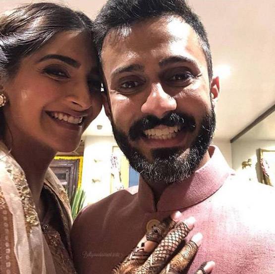 मेहंदी पर दिखा सोनम का कूल अंदाज, डिजाइनर लहंगे संग पहने वाइट स्लीपर