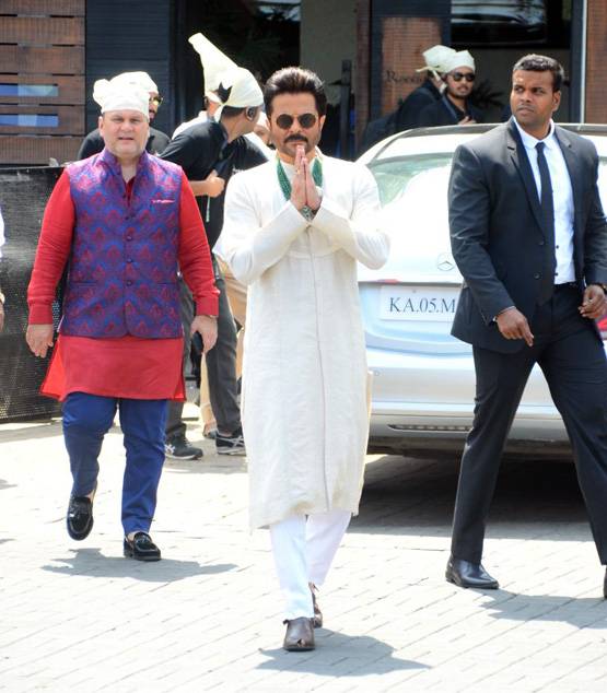 पहली फोटो: दुल्हन के लिबास में सोनम कपूर, कुछ ही सेकंड में वायरल