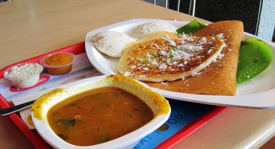 फर्श पर बैठकर खाना खाने के फायदे आपको हैरत में डाल देंगे