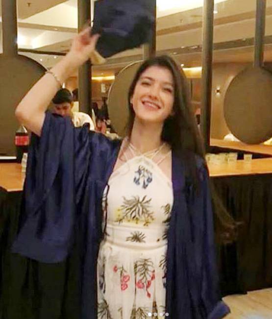 ग्रेजुएट हुई संजय कपूर की बेटी, फैमिली संग ऐसे किया सेलिब्रेट