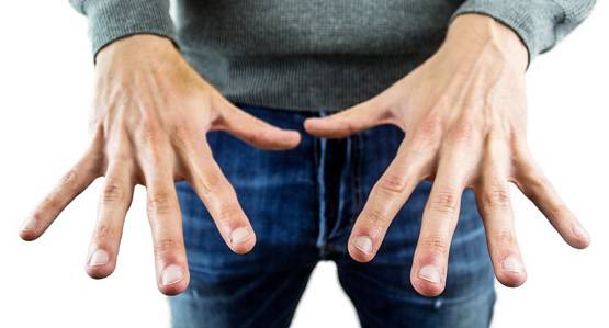 जानें, पुरुषों में किन चीजों पर गौर करती हैं लड़कियां