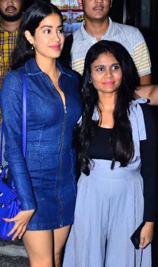 समर में जाह्नवी कपूर का डेनिम लुक वायरल, लग रहीं स्टाइलिश