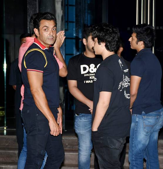 पत्नी-बेटे के साथ आउटिंग पर निकले बॉबी देओल, दिखा कूल अंदाज