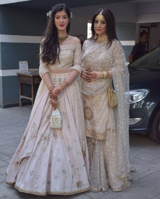 सोनम की शादी में रेखा का अंदाज, बच्चों संग खिंचाई फोटो