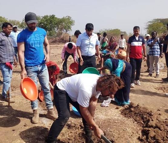 आल‍िया भट्ट के बाद रणबीर ने उठाया फावड़ा, आमिर के साथ किया श्रमदान