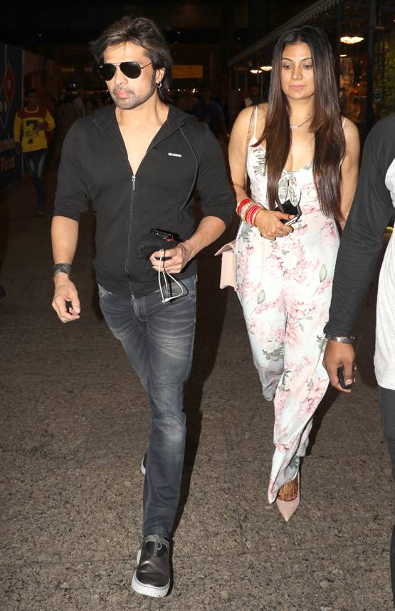 एयरपोर्ट पर दूसरी पत्नी संग स्पॉट हुए हिमेश रेशमिया, देखें PHOTOS