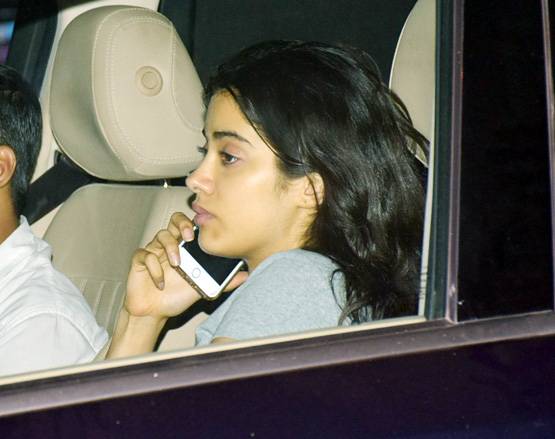 PHOTOS: फोन पर इस तरह बिजी दिखीं जाह्नवी, बचती रहीं मीडिया से