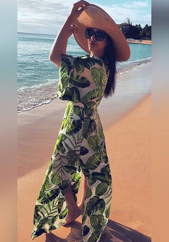 Photos: हॉलिडे पर संजय दत्त की बेटी, बीच किनारे ऐसे कर रहीं मस्ती