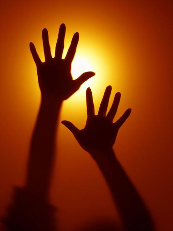 यहां अंडरगारमेंट में चम्मच छुपा रहीं लड़कियां, ये है वजह