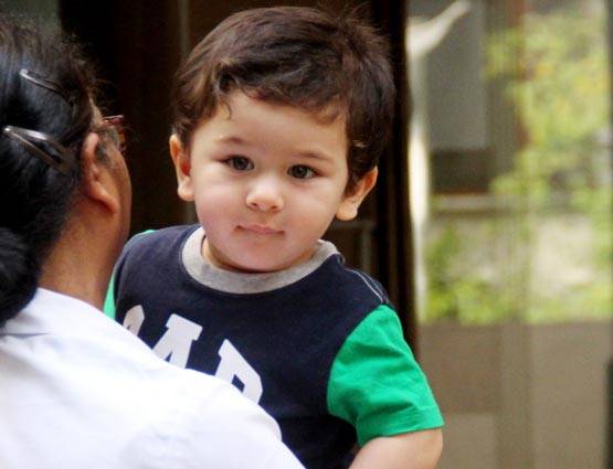 नए हेयरकट में दिखे तैमूर, मीडिया को यूं दिया पोज, PHOTOS