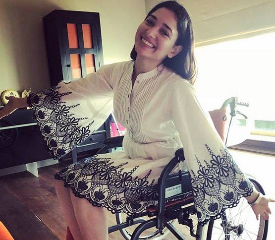 फराह की व्हीलचेयर पर हुमा, सानिया ने पूछा-ये सिंहासन है क्या?