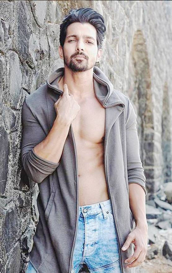 'पलटन' के डायरेक्टर जेपी दत्ता की बेटी को डेट कर रहा ये एक्टर?