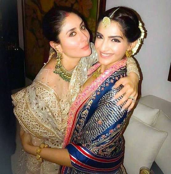 मेहंदी पर दिखा सोनम का कूल अंदाज, डिजाइनर लहंगे संग पहने वाइट स्लीपर