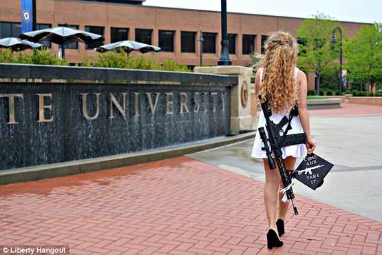 US में छाई ये 'र‍िवॉल्‍वर रानी', कॉलेज में बंदूक के साथ फोटोशूट