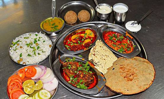 फर्श पर बैठकर खाना खाने के फायदे आपको हैरत में डाल देंगे