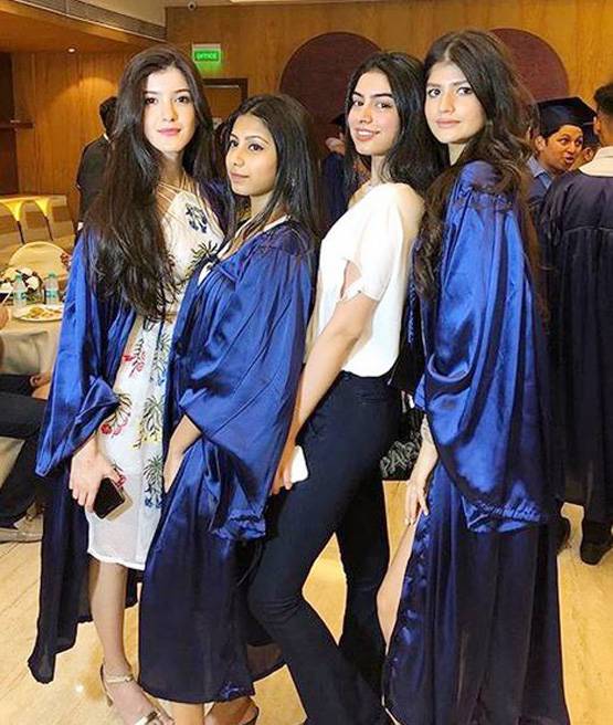 ग्रेजुएट हुई संजय कपूर की बेटी, फैमिली संग ऐसे किया सेलिब्रेट