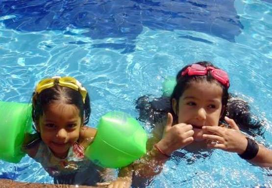 इंटरनेट पर वायरल हुईं सुहाना की Childhood फोटोज, पूल में ऐसी दिखीं