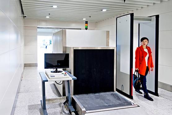 यहां अंडरगारमेंट में चम्मच छुपा रहीं लड़कियां, ये है वजह