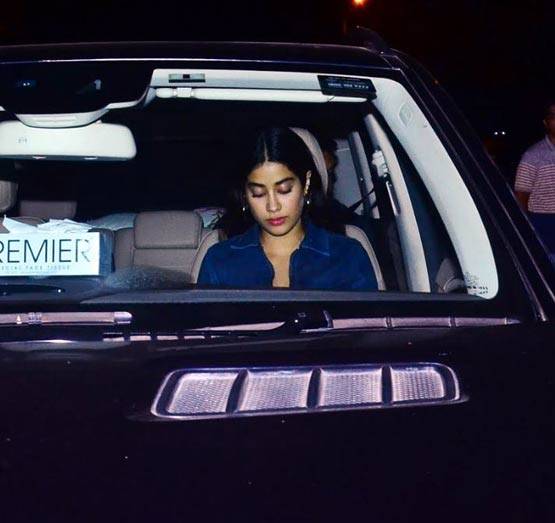 समर में जाह्नवी कपूर का डेनिम लुक वायरल, लग रहीं स्टाइलिश