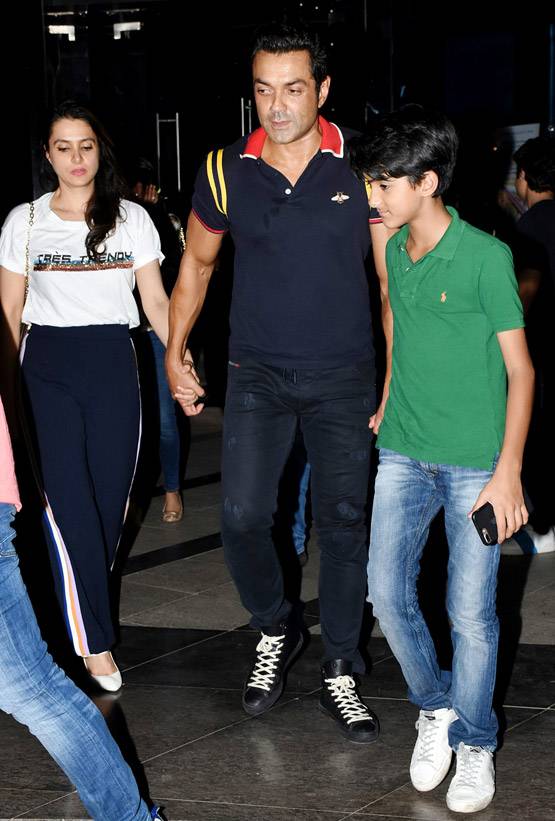 पत्नी-बेटे के साथ आउटिंग पर निकले बॉबी देओल, दिखा कूल अंदाज