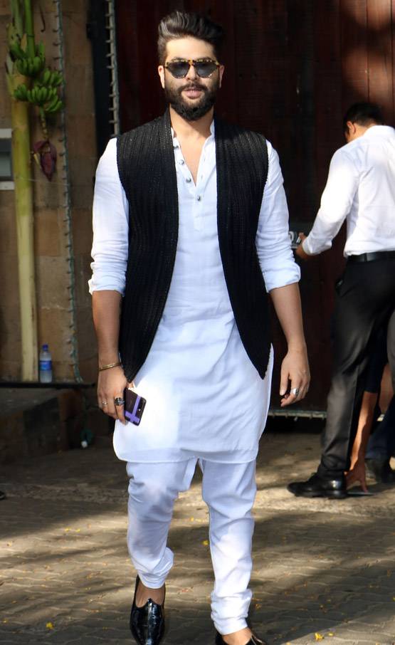 PHOTOS: सोनम के हाथों में लगी मेहंदी, ये सेलेब्स पहुंचे घर