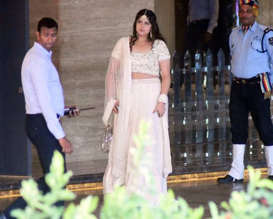 PHOTOS: सोनम के संगीत में लहंगे में पहुंचीं बहनें, ऐसी आईं नजर