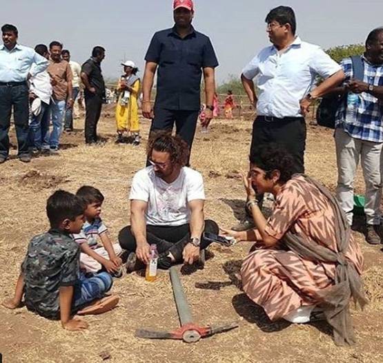 आल‍िया भट्ट के बाद रणबीर ने उठाया फावड़ा, आमिर के साथ किया श्रमदान