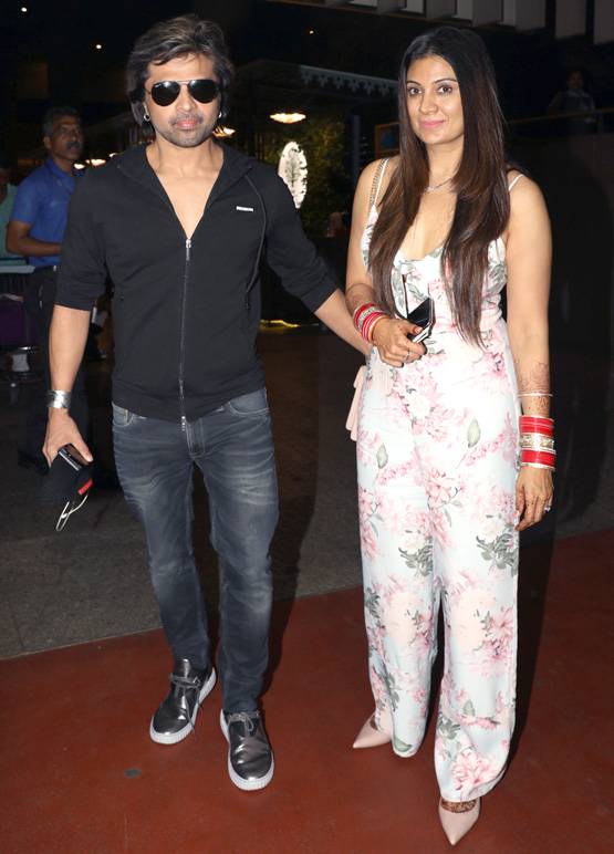 एयरपोर्ट पर दूसरी पत्नी संग स्पॉट हुए हिमेश रेशमिया, देखें PHOTOS