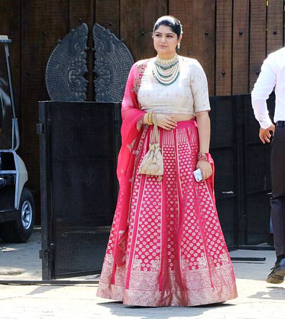 पहली फोटो: दुल्हन के लिबास में सोनम कपूर, कुछ ही सेकंड में वायरल