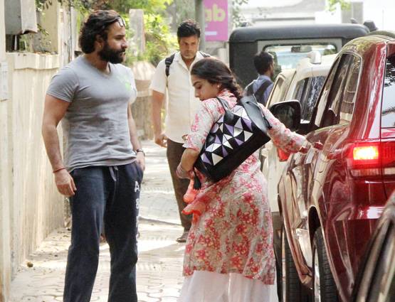 PHOTOS: पापा सैफ के साथ डायरेक्‍टर के ऑफिस पहुंचीं सारा