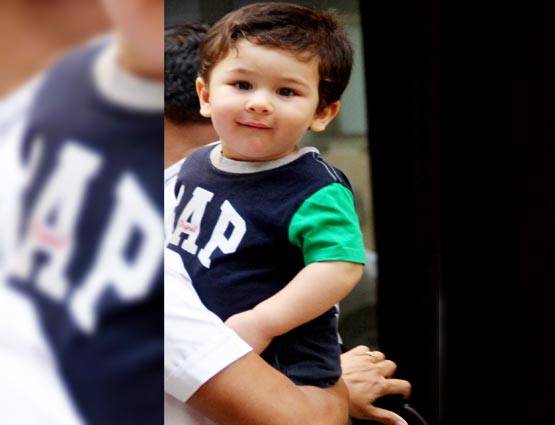 नए हेयरकट में दिखे तैमूर, मीडिया को यूं दिया पोज, PHOTOS