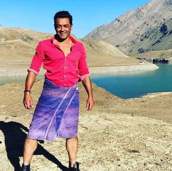 रेस 3 के सेट से तस्वीरें लीक, बॉबी देओल का टॉवल लुक वायरल