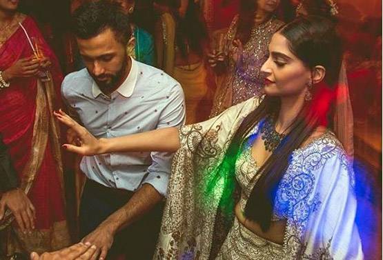 मेहंदी पर दिखा सोनम का कूल अंदाज, डिजाइनर लहंगे संग पहने वाइट स्लीपर