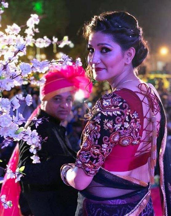 काशी में शादी: अर्शी-राखी के साथ VIRAL हो रहा है सपना का डांस